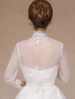Boléro de mariage en dentelle ivoire ouvert devant
