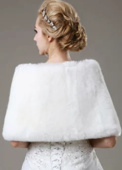 Boléro en fausse fourrure ivoire avec strass