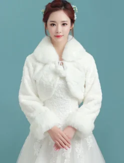 Boléro fête de mariage en angora ivoire avec pom pom