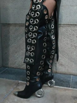 Bottes blanches montantes pour femmes bout pointu détails métalliques talon ajouré.