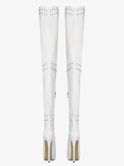 Bottes blanches à talons hauts et cuissardes à plateforme et talons aiguilles cloutés