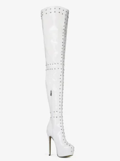 Bottes blanches à talons hauts et cuissardes à plateforme et talons aiguilles cloutés