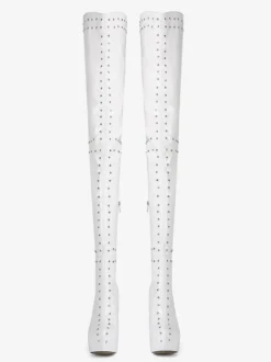 Bottes blanches à talons hauts et cuissardes à plateforme et talons aiguilles cloutés