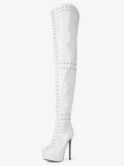 Bottes blanches à talons hauts et cuissardes à plateforme et talons aiguilles cloutés