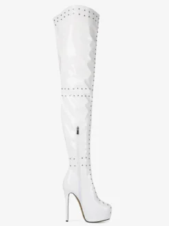 Bottes blanches à talons hauts et cuissardes à plateforme et talons aiguilles cloutés