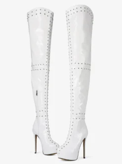 Bottes blanches à talons hauts et cuissardes à plateforme et talons aiguilles cloutés