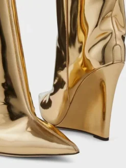 Bottes hautes dorées à bout pointu et talons compensés