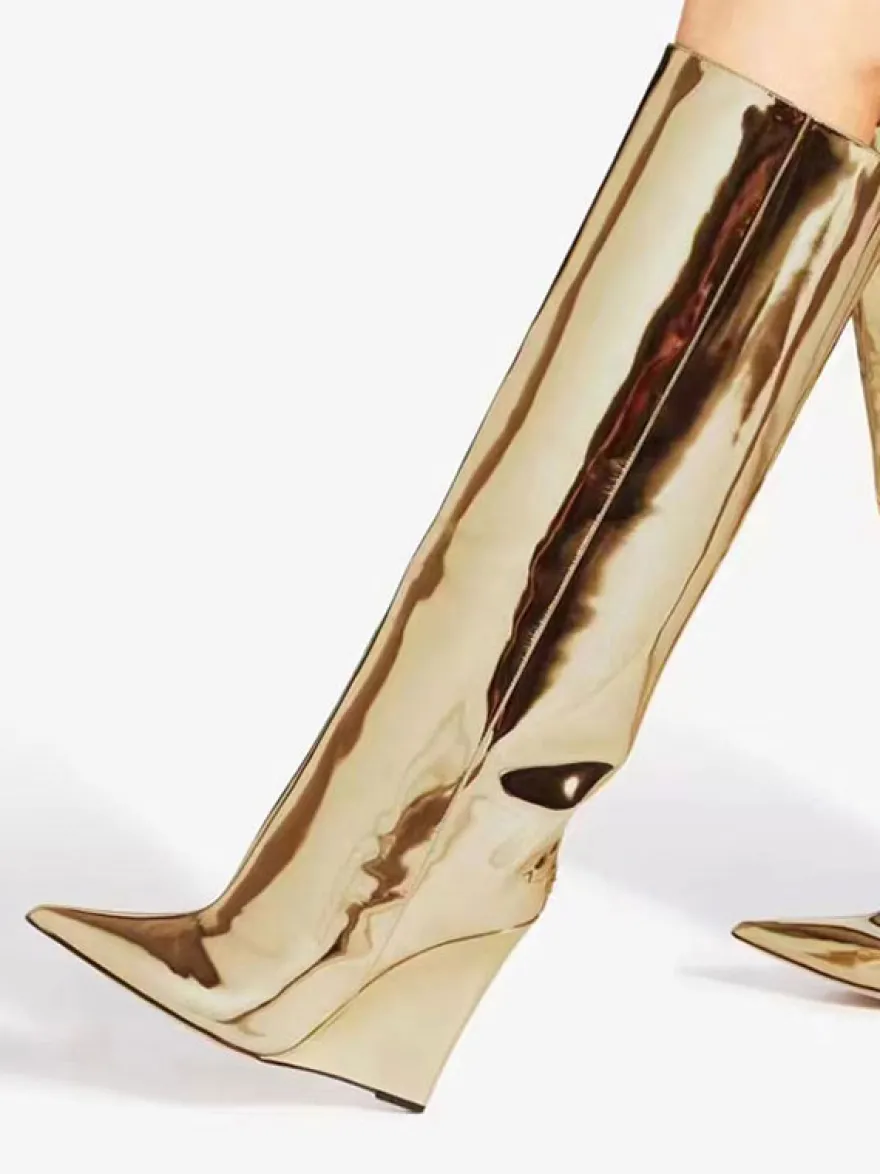 Bottes hautes dorées à bout pointu et talons compensés