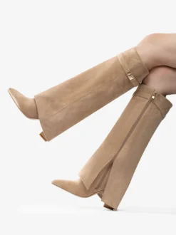 Bottes hautes en daim abricot à bout pointu avec boucle et fermeture éclair et talon épais