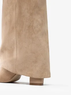 Bottes hautes en daim abricot à bout pointu avec boucle et fermeture éclair et talon épais