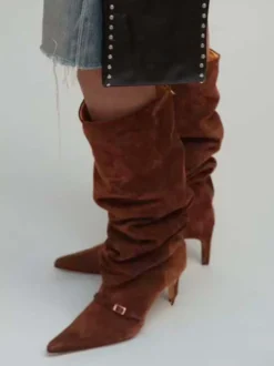 Bottes hautes en daim à bout pointu et boucle à talon moyen