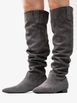 Bottes hautes en daim grises à bout pointu et plates