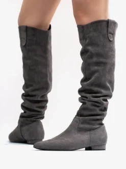 Bottes hautes en daim grises à bout pointu et plates