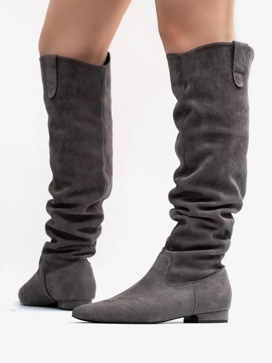 Bottes hautes en daim grises à bout pointu et plates