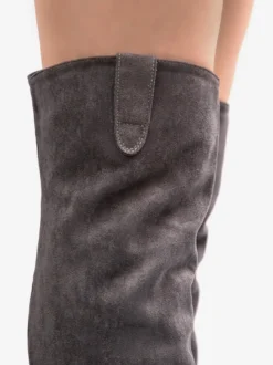 Bottes hautes en daim grises à bout pointu et plates