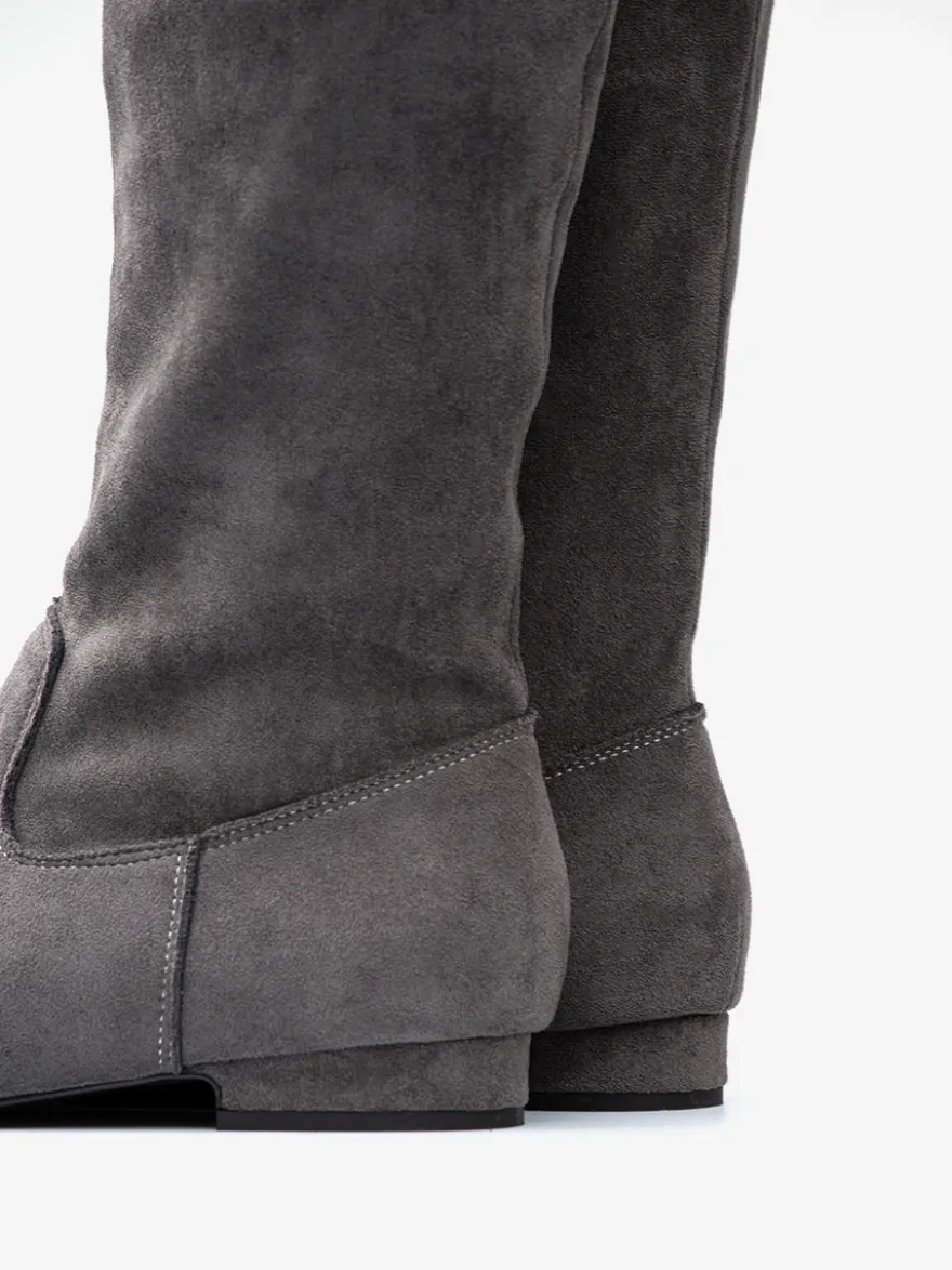 Bottes hautes en daim grises à bout pointu et plates
