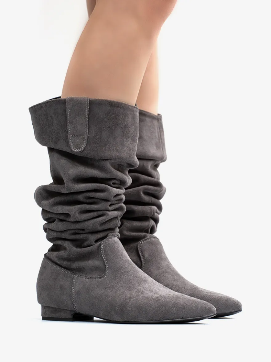 Bottes hautes en daim grises à bout pointu et plates