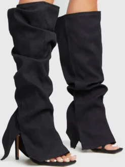 Bottes hautes en denim noir à bout ouvert et découpes à talons hauts.