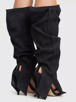 Bottes hautes en denim noir à bout ouvert et découpes à talons hauts.