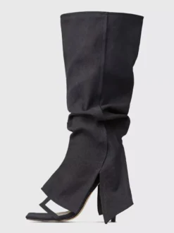 Bottes hautes en denim noir à bout ouvert et découpes à talons hauts.