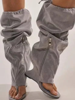 Bottes hautes noires à talons compensés en daim style tongs