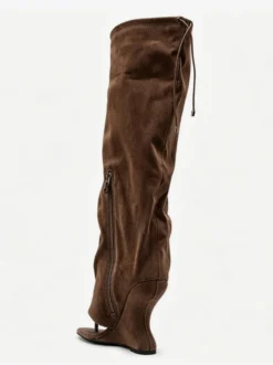 Bottes hautes noires à talons compensés en daim style tongs