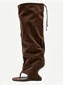 Bottes hautes noires à talons compensés en daim style tongs