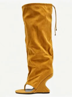 Bottes hautes noires à talons compensés en daim style tongs