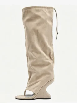 Bottes hautes noires à talons compensés en daim style tongs