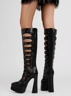 Bottes hautes à plateforme et bout pointu avec découpes et talons hauts