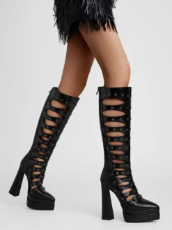Bottes hautes à plateforme et bout pointu avec découpes et talons hauts