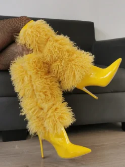 Bottes jaunes hautes en fausse fourrure à bout pointu et talons hauts