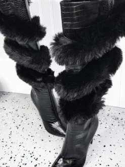 Bottes noires au-dessus du genou avec détails en fausse fourrure et talons hauts Bottes sexy au-dessus du genou