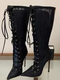 Bottes noires à lacets bout pointu lacées à talons hauts montantes jusqu'aux genoux