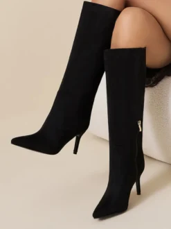 Bottes noires montantes à bout pointu et talons hauts