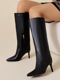 Bottes noires montantes à bout pointu et talons hauts