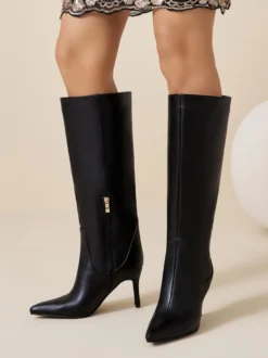 Bottes noires montantes à bout pointu et talons hauts