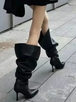 Bottes noires souples à talons hauts et bout pointu