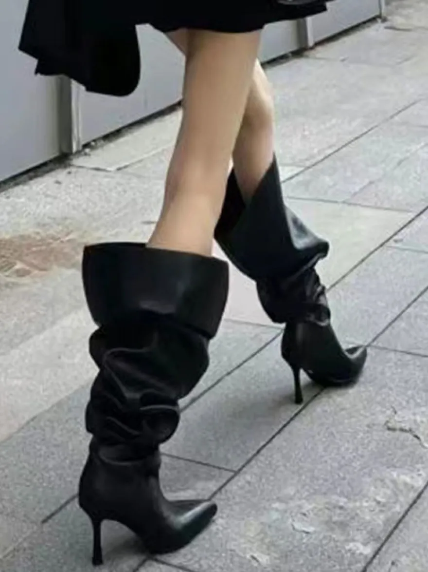 Bottes noires souples à talons hauts et bout pointu