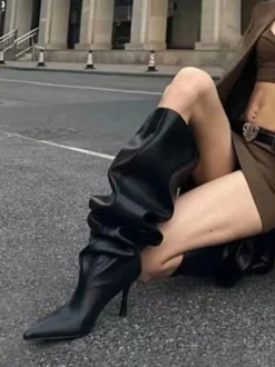 Bottes noires souples à talons hauts et bout pointu