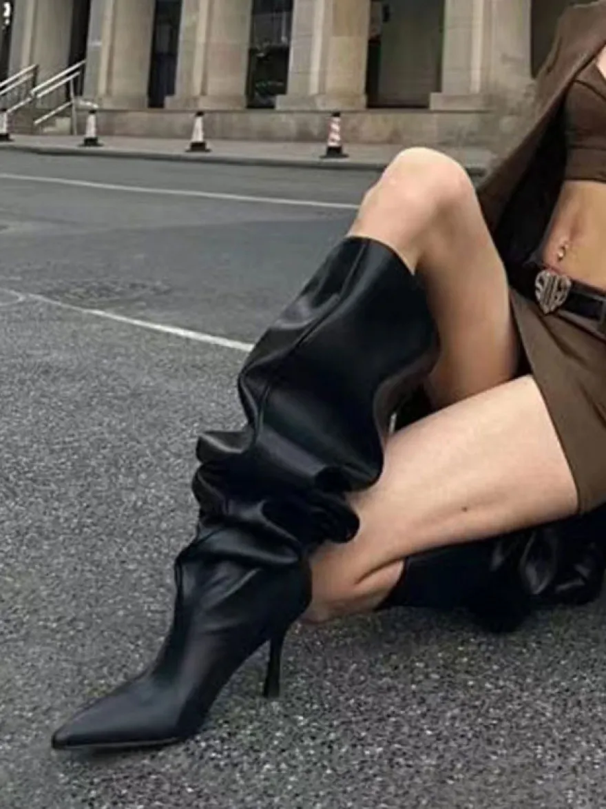 Bottes noires souples à talons hauts et bout pointu