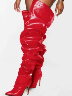 Bottes à talons hauts plissées et larges pour femmes en cuir noir brillant.