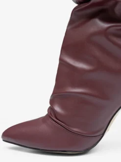Bottes à talons hauts plissées et larges pour femmes en cuir noir brillant.