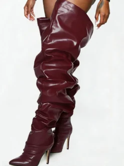 Bottes à talons hauts plissées et larges pour femmes en cuir noir brillant.