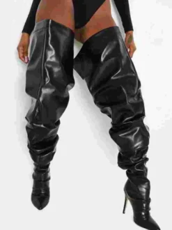 Bottes à talons hauts plissées et larges pour femmes en cuir noir brillant.