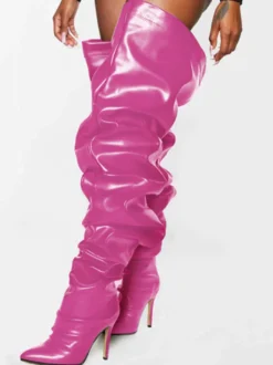Bottes à talons hauts plissées et larges pour femmes en cuir noir brillant.