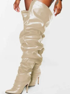 Bottes à talons hauts plissées et larges pour femmes en cuir noir brillant.