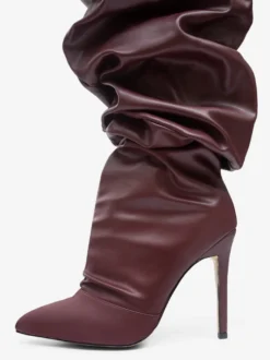Bottes à talons hauts plissées et larges pour femmes en cuir noir brillant.