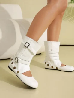 Bottines blanches plates à bout rond et boucle