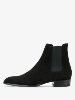 Bottines Chelsea pour homme en daim noir à enfiler bout pointu style britannique.